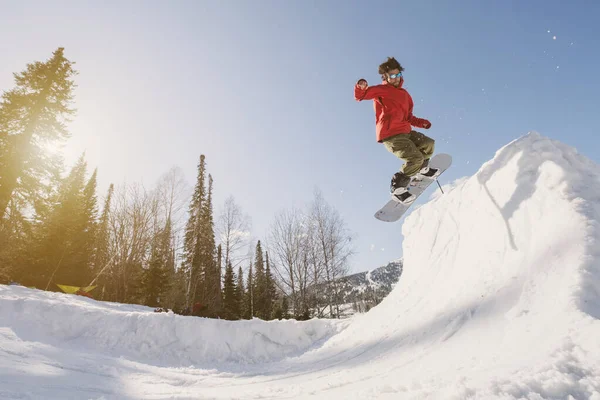 Snowboardista Samec Skákání Čtvrtině Trubky Snowboard Zimě Slunečný Den Freestyle — Stock fotografie