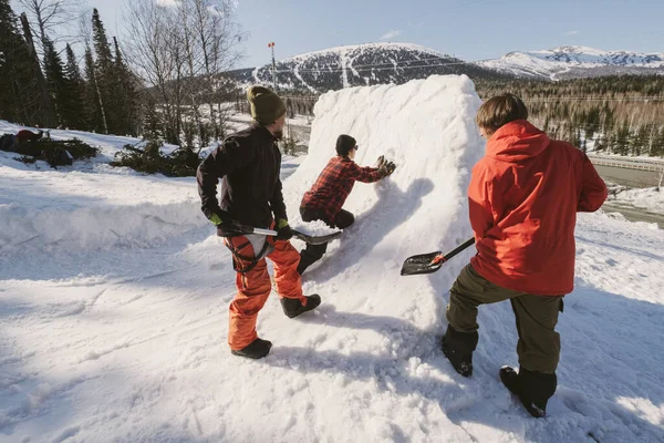 Φίλοι Snowboarders Χτίσει Τρίμηνο Σωλήνα Snowboard Εξωτερική Κοντά Χιονοδρομικό Κέντρο — Φωτογραφία Αρχείου