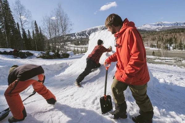 Vänner Snowboardåkare Bygga Kvarts Rör Snowboard Utomhus Nära Skidorten Bergen — Stockfoto