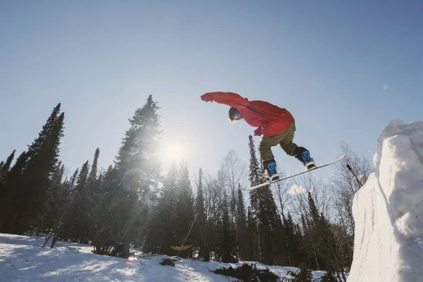 Snowboarder Macho Saltando Cuarto Tubo Snowboard Invierno Día Soleado Entrenamiento —  Fotos de Stock