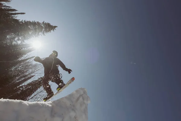 Snowboardos Férfi Ugrás Negyed Cső Snowboard Télen Napsütéses Nap Freestyle — Stock Fotó