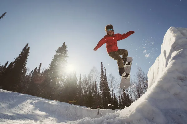 Snowboarder Macho Saltando Cuarto Tubo Snowboard Invierno Día Soleado Entrenamiento —  Fotos de Stock