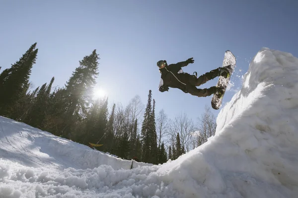 Snowboardos Férfi Ugrás Negyed Cső Snowboard Télen Napsütéses Nap Freestyle — Stock Fotó