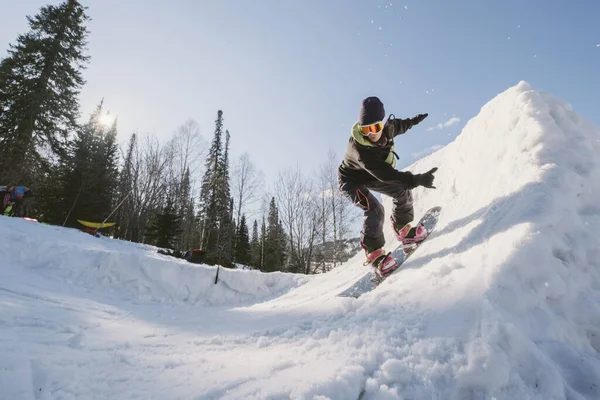 Сноубордистка Прыгает Сноуборде Зимний Солнечный День Фристайл — стоковое фото