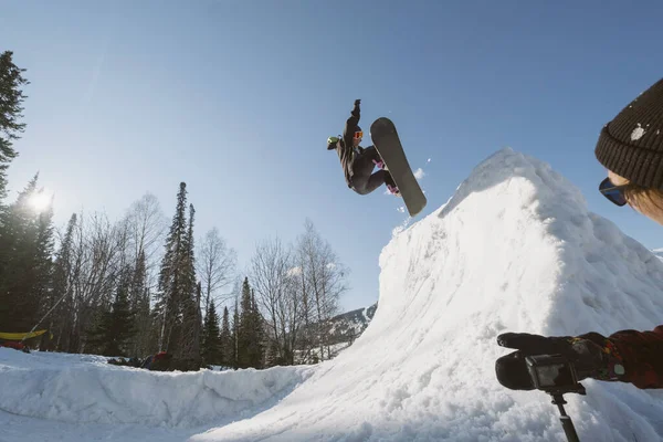 Сноубордист Снимает Видео Экшн Камерой Женщины Прыгающей Сноуборде Зимний Солнечный — стоковое фото