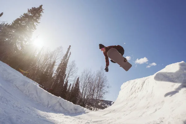 Сноубордист Прыгает Сноуборде Зимний Солнечный День Фристайл — стоковое фото