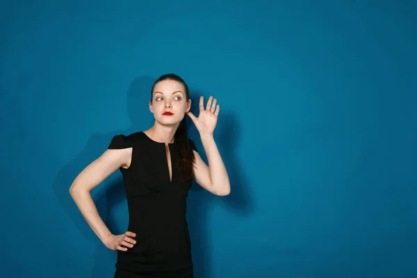 Mulher Jovem Usando Óculos Ouvindo Com Mão Retrato Colorido Estúdio — Fotografia de Stock