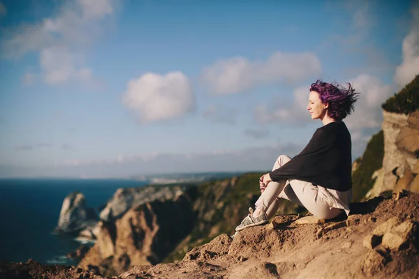 Жінка Сидить Скелі Дивиться Красивий Вид Океан — стокове фото