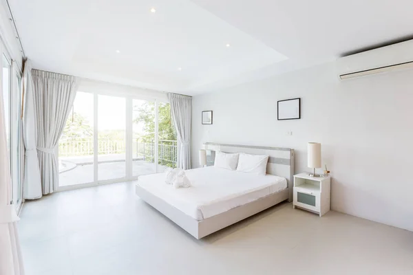 Moderní Interiér Ložnice Luxusní Vile Bílé Barvy Velké Okno — Stock fotografie