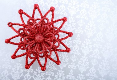 Parlak tatil arka plan üzerinde kırmızı Noel yıldızı. Merry Christmas ve yeni yıl kartı. Kış tatili