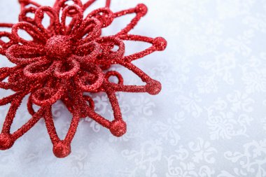 Parlak tatil arka plan üzerinde kırmızı Noel yıldızı. Merry Christmas ve yeni yıl kartı. Kış tatili
