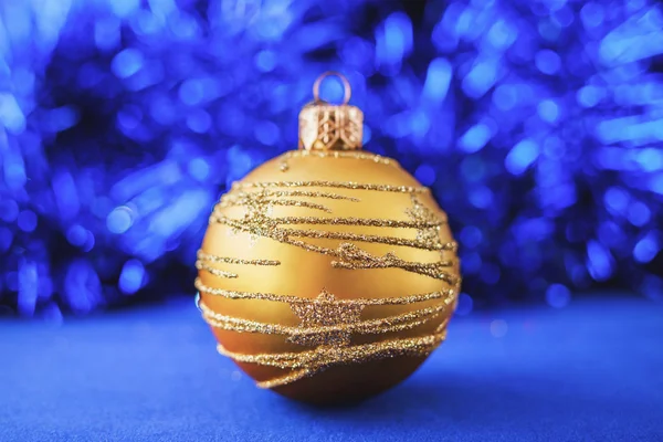 黄金圣诞装饰品上蓝色假日背景。圣诞节和新年卡 — 图库照片
