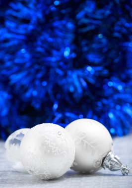 Metin için yer ile koyu mavi bokeh arka plan üzerinde beyaz ve gümüş Noel topları. Neşeli Noel kartı. Xmas. Yeni yıl