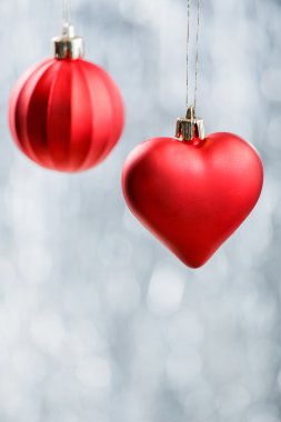 Gümüş bokeh arka plan üzerinde kırmızı Xmas süslemeleri. Mutlu Noeller ve mutlu yeni yıl kartı