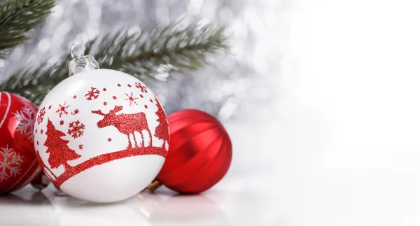 Glitter bokeh arka plan metin için yer ile beyaz ve kırmızı Noel süsler. Noel ve mutlu yeni yıl Tema — Stok fotoğraf