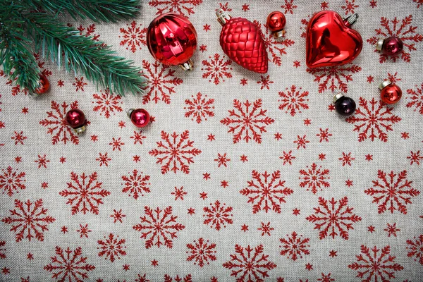 Czerwone bombki i Boże Narodzenie drzewo na tle płótno z czerwonym brokatem płatki śniegu. Karty Xmas. Szczęśliwego nowego roku. Miejsca na tekst — Zdjęcie stockowe