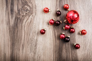 Rustik ahşap arka plan üzerinde kırmızı Noel süsler. Noel kartı. Yeni Yılınız Kutlu Olsun. Kopya alanı ile Üstten Görünüm