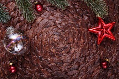 Noel süsler ve xmas ağacı tatil koyu arka plan üzerinde. Xmas Tema ve mutlu yeni yıl. Metin için yer