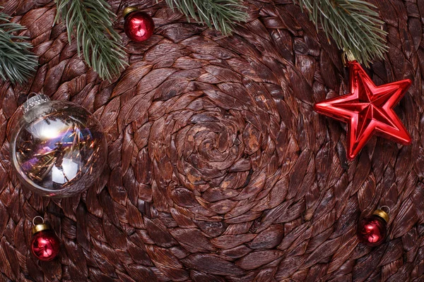 Noel süsler ve xmas ağacı tatil koyu arka plan üzerinde. Xmas Tema ve mutlu yeni yıl. Metin için yer