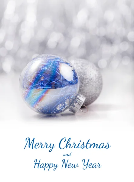 Srebrny i niebieski Boże Narodzenie ozdoby kulki na tle bokeh brokat z miejsca na tekst. Boże Narodzenie i nowy rok tematu — Zdjęcie stockowe