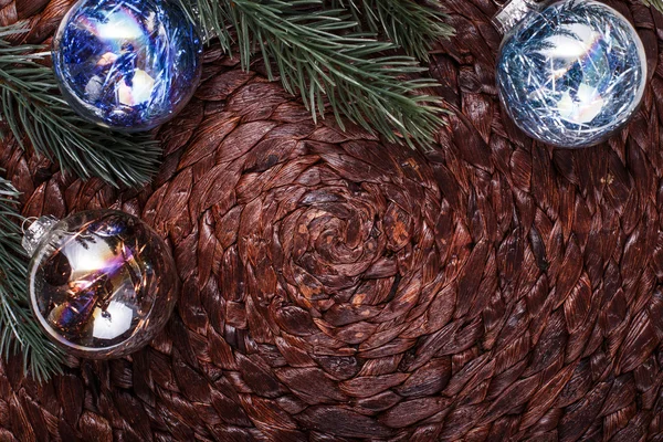 Kerst ornamenten en kerstboom op de achtergrond donker vakantie. Xmas thema en Happy New Year. Ruimte voor tekst — Stockfoto
