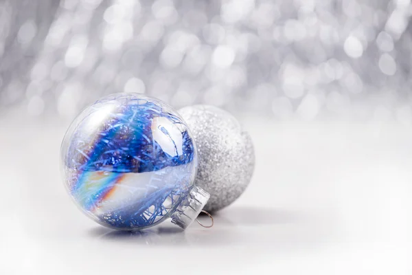 Prata e azul enfeites de Natal bolas no fundo do bokeh brilho com espaço para o texto. Tema de Natal e Feliz Ano Novo — Fotografia de Stock