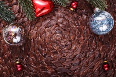 Noel süsler ve xmas ağacı tatil koyu arka plan üzerinde. Xmas Tema ve mutlu yeni yıl. Metin için yer