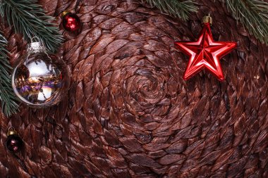 Noel süsler ve xmas ağacı tatil koyu arka plan üzerinde. Xmas Tema ve mutlu yeni yıl. Metin için yer