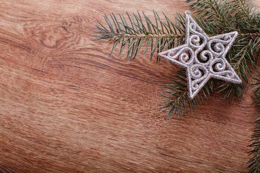 Gümüş Noel süsler ve köknar ağacı dalı rustik ahşap arka plan üzerinde. Noel kartı. Yeni Yılınız Kutlu Olsun. Kopya alanı ile Üstten Görünüm