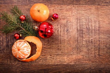 Kırmızı Noel süsler, rustik ahşap arka plan üzerinde gıda dekor ve köknar ağacı dalı. Noel kartı. Yeni Yılınız Kutlu Olsun. Kopya alanı ile Üstten Görünüm