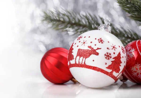 Beyaz ve kırmızı Noel süsler ve köknar ağacı dalı glitter bokeh arka planda metin için yer ile. Noel ve mutlu yeni yıl Tema — Stok fotoğraf