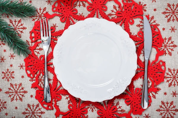 Вінтажна різдвяна тарілка на святковому фоні з ялинкою. Полотно тло з червоними блискучими сніжинками. Різдвяна листівка. З Новим роком. Простір для тексту — стокове фото