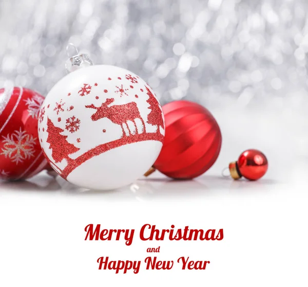白色和红色圣诞装饰品和枞树枝上闪光散景背景与文本的空间。圣诞节和新年快乐主题 — 图库照片