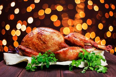 Kavrulmuş hindi. Şükran günü tablo Türkiye, yeşil ve koyu ahşap arka plan üzerinde fesleğen ile süslenmiş ile devam eder. Ev yapımı tavuk. Noel tatil yemek