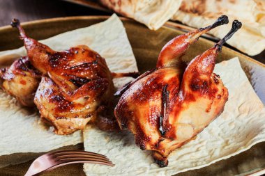 Baharatlar, pide ekmek ve şarap koyu arka plan üzerine kavrulmuş bıldırcın