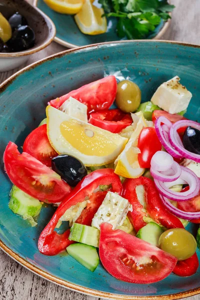 Griechischer Salat aus Bio-Gemüse mit Tomaten, Gurken, roten Zwiebeln, Oliven, Feta-Käse und einem Glas Wein auf Holzgrund. Ansicht von oben — Stockfoto