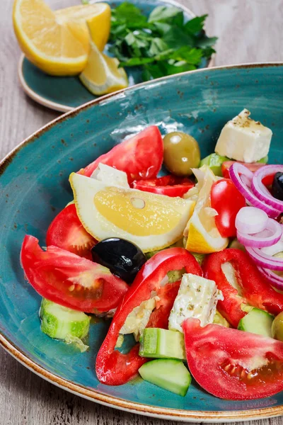 Griechischer Salat aus Bio-Gemüse mit Tomaten, Gurken, roten Zwiebeln, Oliven, Feta-Käse und einem Glas Wein auf Holzgrund. Ansicht von oben — Stockfoto