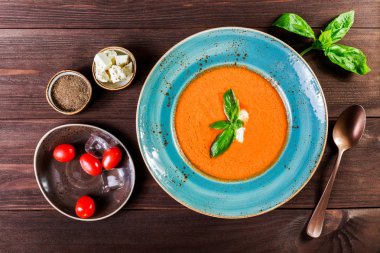 Fesleğen, beyaz peynir, buz ve koyu ahşap arka plan, İspanyol mutfağı ekmek domates gazpacho çorbası. Maddeler tablosundaki. Üstten Görünüm