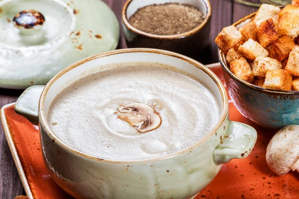 Sopa de crema con champiñones, hierbas, crema y galletas en el plato sobre fondo de madera oscura. Comida casera. Ingredientes en la mesa. Vista superior —  Fotos de Stock