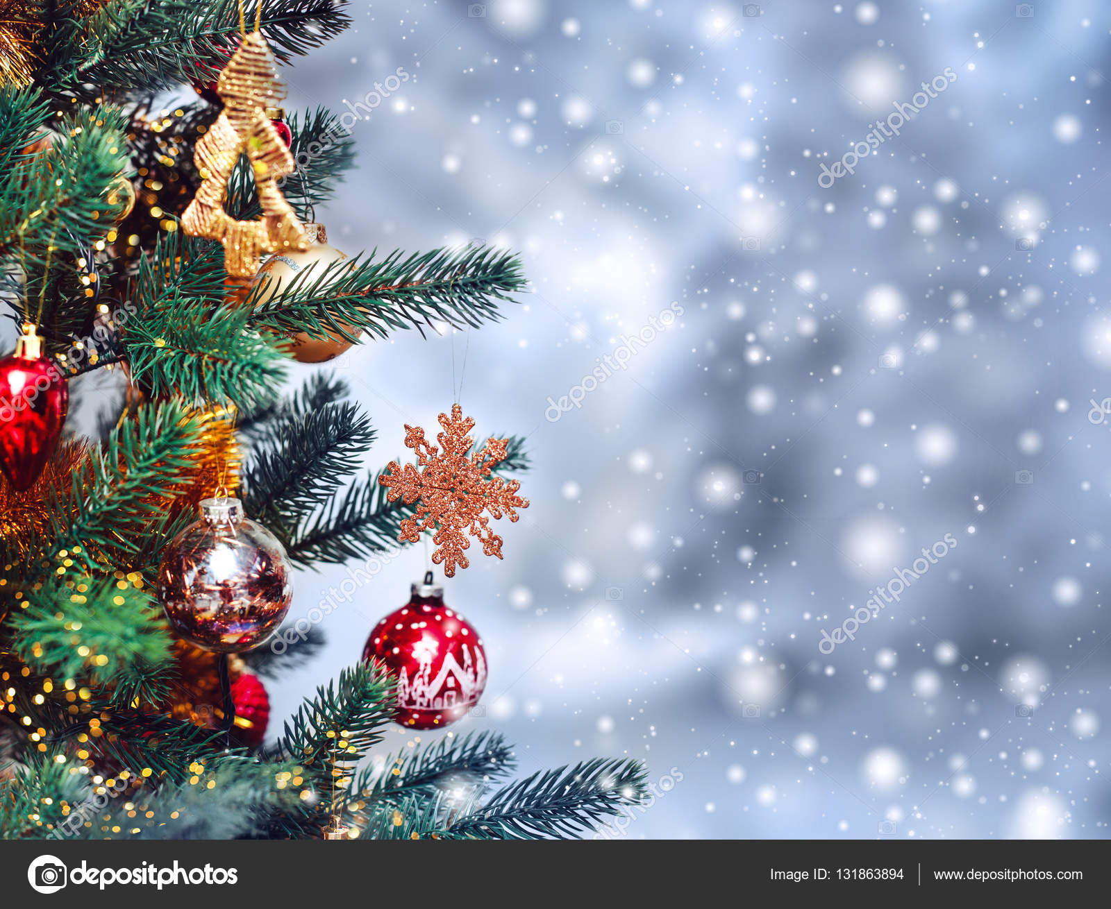Nếu bạn yêu thích sự kết hợp hoàn hảo giữa cây thông và tuyết, thì đừng bỏ lỡ cơ hội ngắm nhìn nền tảng cây thông đầy ấn tượng với bầu không khí trang trí Giáng Sinh đầy phong cách. Điểm tô cho không gian của bạn thêm phần lung linh và ấm áp nào.