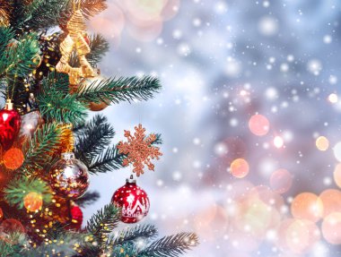 Noel ağacı arkaplanı ve karlı Noel süslemeleri, bulanık, parıltılı, parıltılı. Mutlu yıllar ve Xmas teması