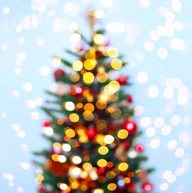 Noel ağacı arkaplanı ve karlı Noel süslemeleri, bulanık, parıltılı, parıltılı. Mutlu yıllar ve Xmas teması