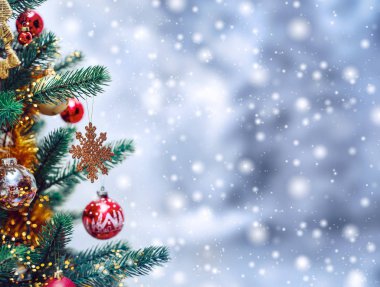 Noel ağacı arkaplanı ve karlı Noel süslemeleri, bulanık, parıltılı, parıltılı. Mutlu yıllar ve Xmas teması