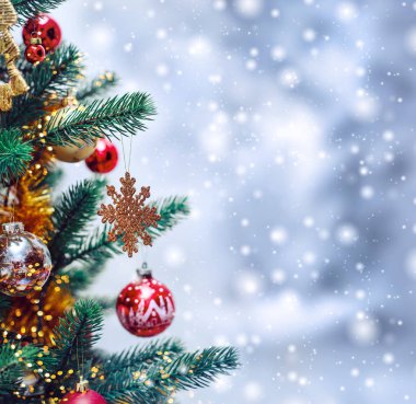 Noel ağacı arkaplanı ve karlı Noel süslemeleri, bulanık, parıltılı, parıltılı. Mutlu yıllar ve Xmas teması