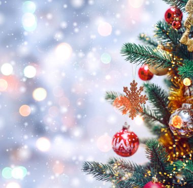 Noel ağacı arkaplanı ve karlı Noel süslemeleri, bulanık, parıltılı, parıltılı. Mutlu yıllar ve Xmas teması