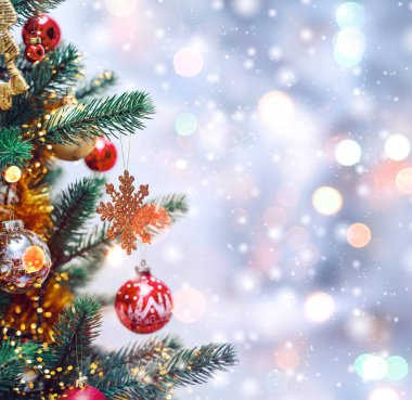 Noel ağacı arkaplanı ve karlı Noel süslemeleri, bulanık, parıltılı, parıltılı. Mutlu yıllar ve Xmas teması