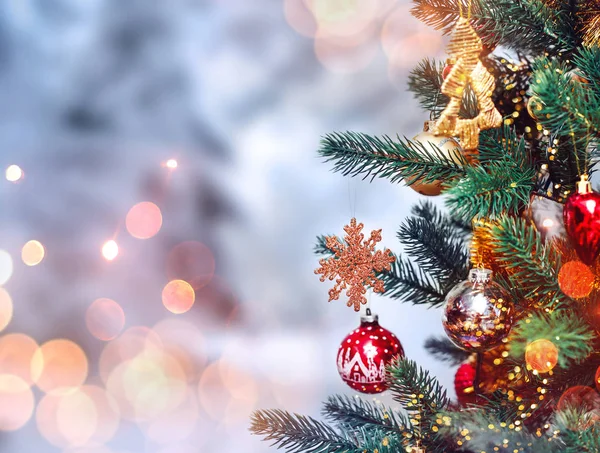 Weihnachtsbaum Hintergrund und Weihnachtsdekoration mit Schnee, b — Stockfoto