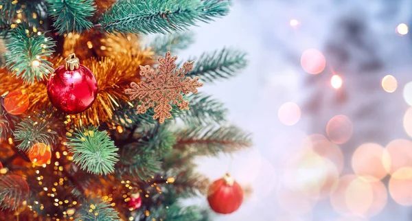 Fundo da árvore de Natal e decorações de Natal com neve, turva, faísca, brilhante. Feliz Ano Novo e tema de Natal — Fotografia de Stock