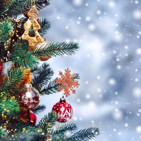 Noel ağacı arkaplanı ve karlı Noel süslemeleri, bulanık, parıltılı, parıltılı. Mutlu yıllar ve Xmas teması — Stok fotoğraf