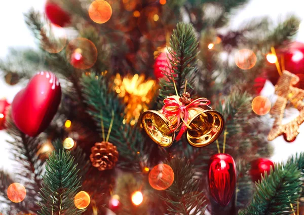 Χριστουγεννιάτικο δέντρο φόντο και χριστουγεννιάτικα στολίδια με χιόνι, θολή, σπινθηροβόλο, λαμπερό. Ευτυχισμένο το Νέο Έτος και τα Χριστούγεννα θέμα — Φωτογραφία Αρχείου